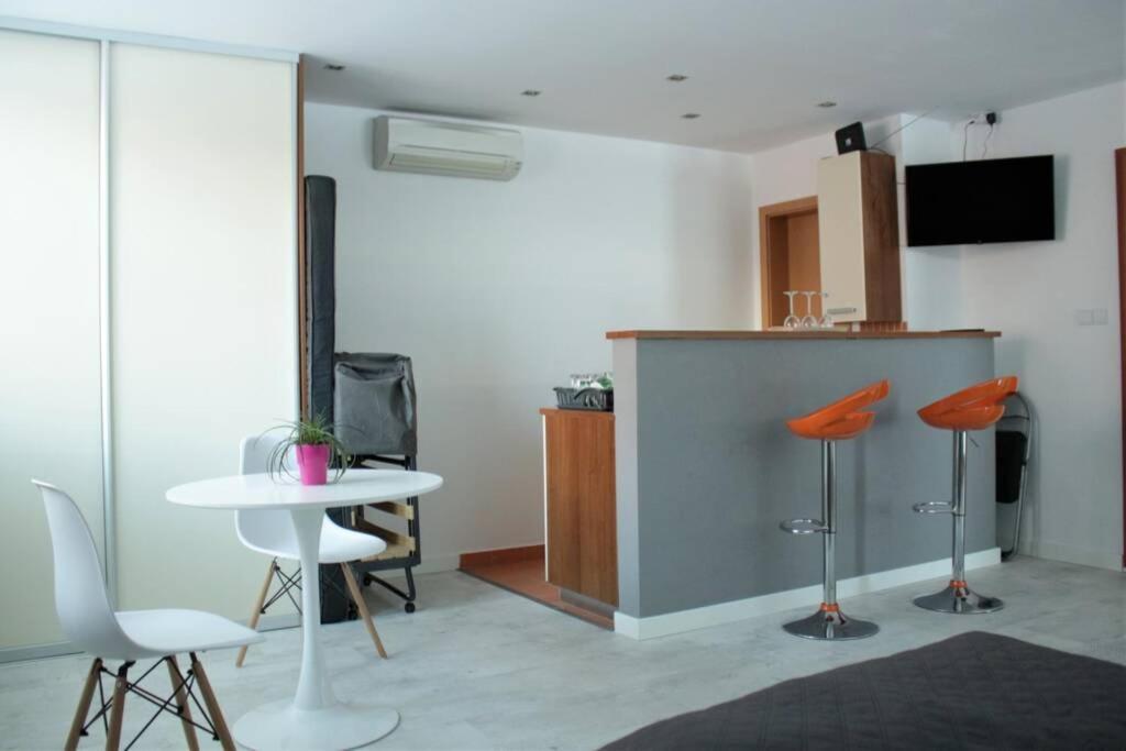 Apartman - Dlhe Diely Lägenhet Bratislava Exteriör bild